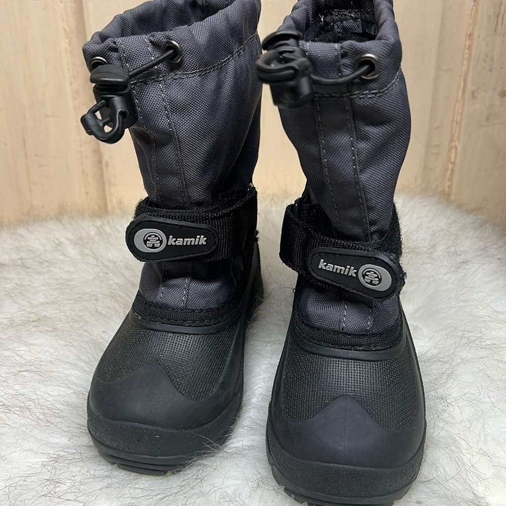 Boys Kamik winter snow boot. Waterproof. Reflective patch on back. Like new